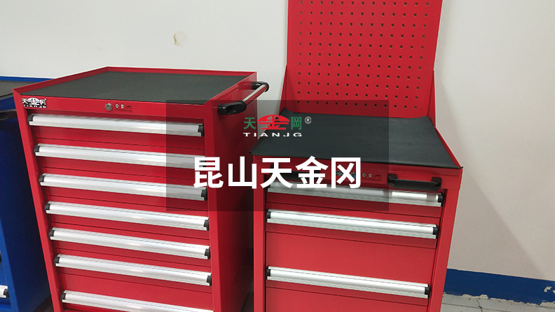 天金岡工具柜公司旗下車間工具柜抽屜導(dǎo)軌采用專利導(dǎo)軌設(shè)計(jì)，并配合機(jī)械軸承滑動！